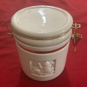 Vintage Pfaltzgraff Yorktowne Sugar Canister Stoneware w/ Lid Locking Seal motif